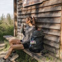 Holzschild mit der Aufschrift "Zum Rothaarsteig"