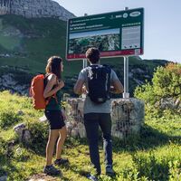 Ein Pärchen erkundet den Naturlehrpfad Rofan und informiert sich über das richtige Verhalten in der Natur.