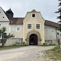 .. und durch das Tor durch (ist ein öffentlicher Durchgang)