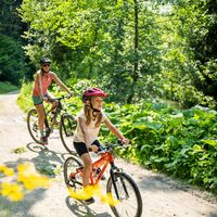 Familie entlang der Tiebeltour