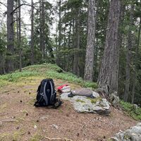 Ka Bankerl am Gipfel, aber wenn man was waachs mithat zum Sitzen, passts perfekt!