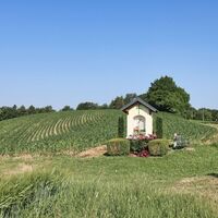 Wir wandern bei mehreren Wegkreuzen vorbei