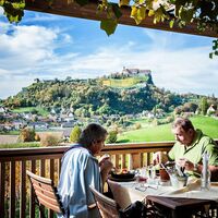 Wippl's Hofbergstubn mit Blick auf die Riegersburg