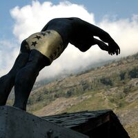 "Der Springer", eine Skulptur von Carl Constantin Weber, die den Kindern von Niedergesteln gewidmet ist, wurde ihnen 2003 offiziell übergeben