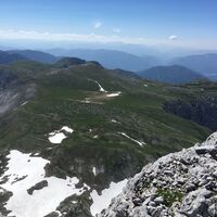 Blick vom Hochschwab sü auf den darunter führenden Trawiessattel 851, mitte die Hinterwiesen, dahinter der Karlhochkogel