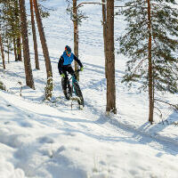 Winterradfahren am Ufer des Saimaa-Sees
