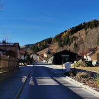 Zurück in den Ort Trattenbach