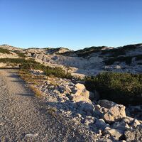 Wanderweg durch Karstlandschaft