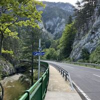Hier gehts rechts über die Straße (Obacht auf Verkehr, ist eine beliebte Motorradstrecke die Höllentalstraße)