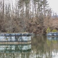 Alte Eisenbahnbrückenpfeiler in der Drauschleife
