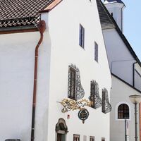 Heimathaus mit der St. Ulrichskirche im Hintergrund