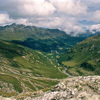 Vom Weg des Verva-Sees steigt das gleichnamige Tal Richtung Val Viola hinab.