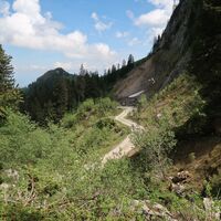 Weg unterhalb Tschingelfluh - Rundwanderung Gürbequelle