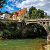 Blick auf die historische Murbrücke in Murau