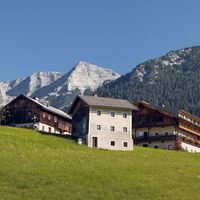 hinterm Mesnerhof in Steinberg - der mächtige Bergstock Guffert