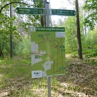 Eine Infotafel und Beschilderung am Seehäuser Försterweg