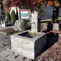 Der Schneckenbrunnen bei der Bushaltestelle im Ort Rußbach.