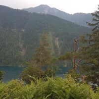 Der Golz schaut hintern Laka-Berg hervor.