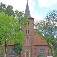 Frontale Außenansicht der Paulus-Kirche in Gnarrenburg