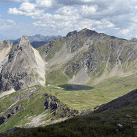 Der Obstanzersee vor uns, links davon die Hütte.