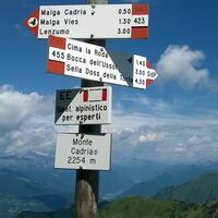 Alpenverheinschilder entlang dem Weg