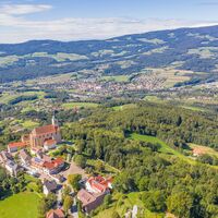Wallfahrtskirche Pöllauberg und Blick ins Tal in der Oststeiermark
