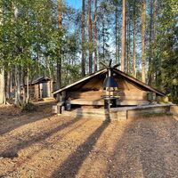 Auf dem geräumigen Hof der Jänkälawuhütte ist sogar Platz, um Hofspiele zu spielen.