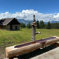 Brunnen und Plateau bei der Holzalm