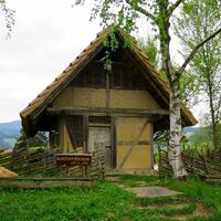 Restauriertes Keltenhaus am Dietenberg