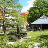 Rosengarten mit Gradierpavillon und Eichenrohren