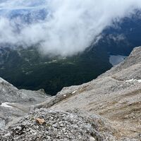 Rückblick auf das große Schuttfeld und den erkennbaren Weg