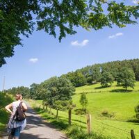 Kunst am Wegesrand - die Kantenköppe in Meschede-Wehrstapel
