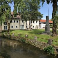 Ortsmitte mit Rathaus von Altenstadt