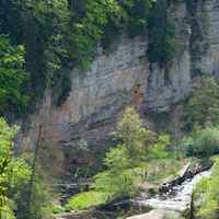 Tiefblicke auf die Felswände und den Steg über den Felsenweiher zum Tannegger Wasserfall