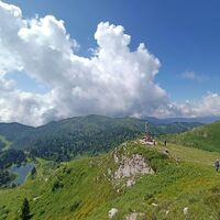 Das Kruzifix in Richtung der Pisten von Piancavallo