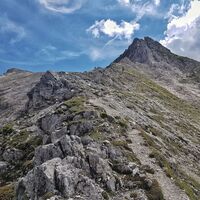 Schotteriges, ausgesetztes Gelände Richtung Meregg und Steirische Kalkspitze