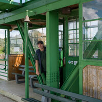 Fährmann auf der Schwebefähre