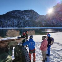 Stimmungsvolle Winterkleidung des Sees