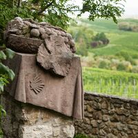 Kunststele an der Weinrast