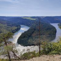 Sicht von der Teufelskanzel auf die Saaleschleife am Hohenwarte Stausee Weg bei Paska