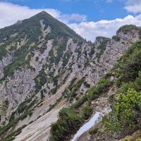 Das Lichtbrenntjoch im Rückblick, sieht aus wie eine Pyramide. Drunter sieht man den Querverlauf des Geissteiges und die Rinnen.
