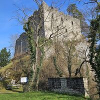 Die hoch thronende Burg