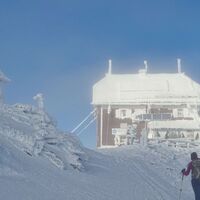Die vereiste Schutzhütte am Zirbitzkogel