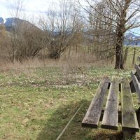Bankerl beim Eingang zum Biotop am Gschwandtanger.