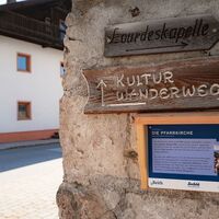 Kulturwanderweg Reith im Sommer_Schild_Kulturwanderweg und Pfarrkirche.jpg