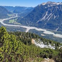 Blick hinunter zum oberen Plateau, die Latschen sind hier gut ausgeschnitten