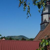 Blick über die Kirche zur Madenburg