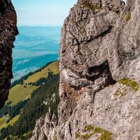 Blick auf das Gipfelkreuz und das Rheintal