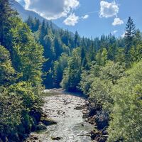 die Brandenberger Ache fließt entlang des Weges zum Gasthof Kaiserhaus