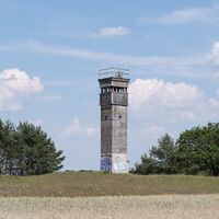 Alter Grenzturm in der Landschaft